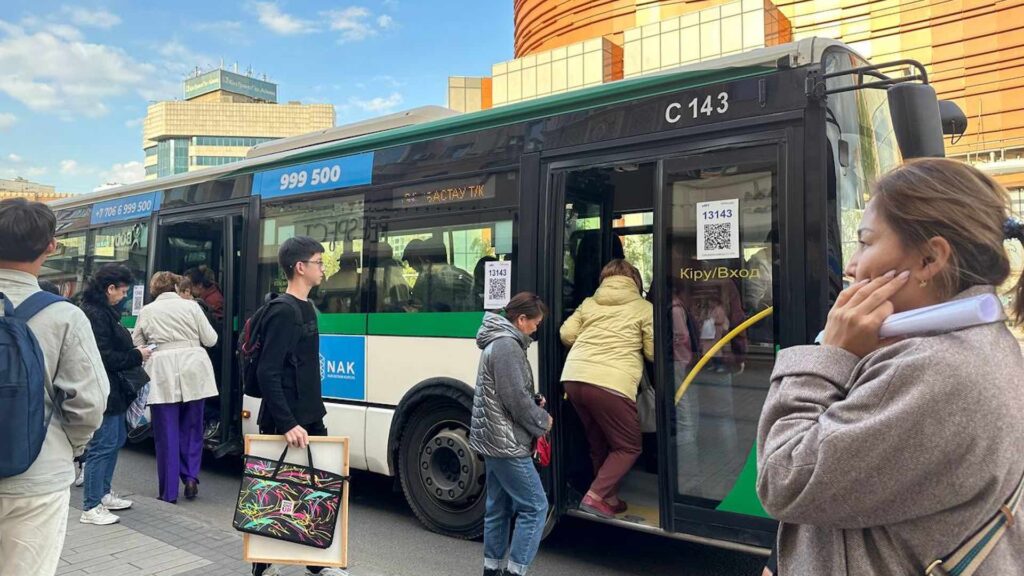 В Жетысуском районе обновили 102 автобуса на пяти маршрутах