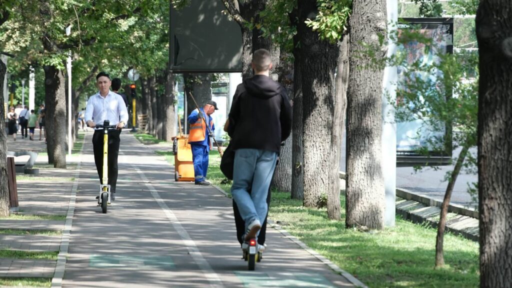 Больше полос для общественного транспорта и новые велодорожки появятся в Алматы