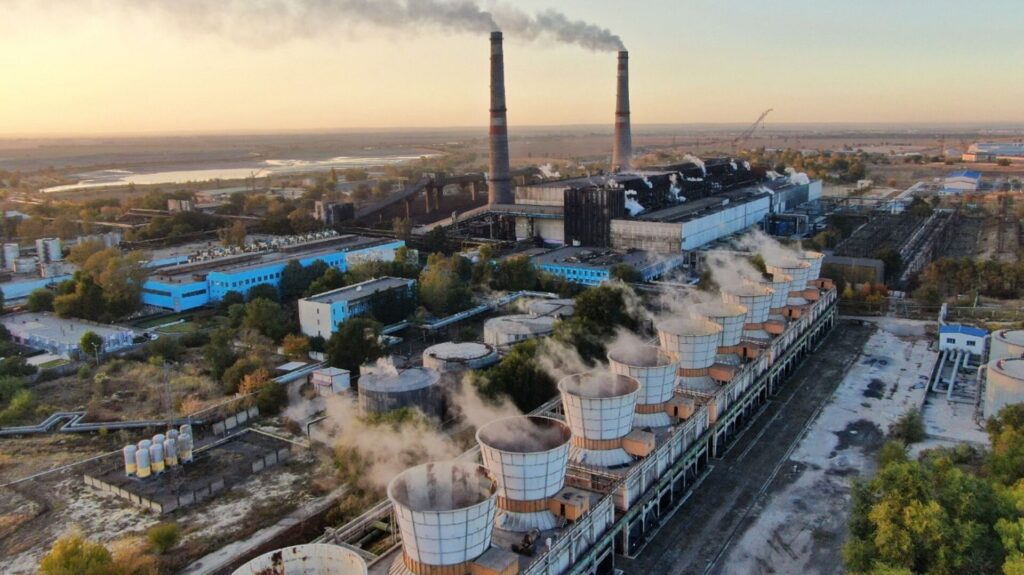 Вид на ТЭЦ в Алматы с высоты птичьего полета