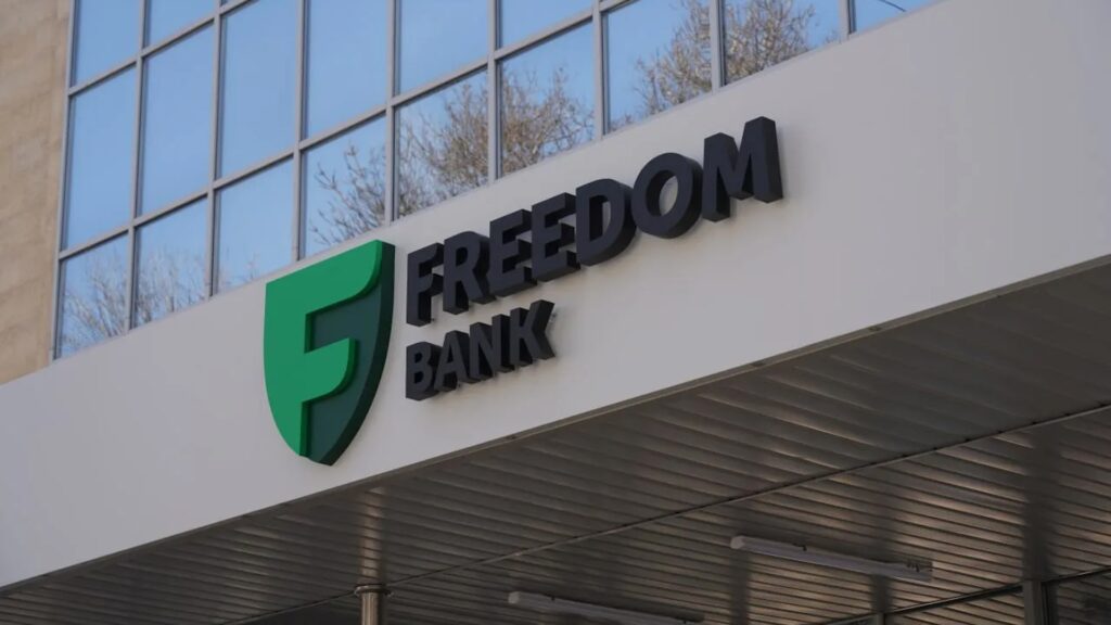 Логотип Freedom Bank на здании