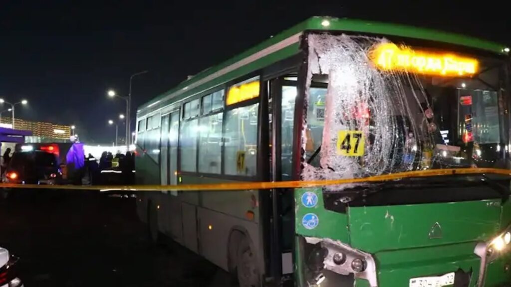 Автобус после ДТП стоит с разбитым лобовым стеклом
