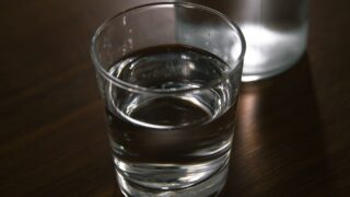 Минеральная вода может навредить: кому стоит отказаться от нее
