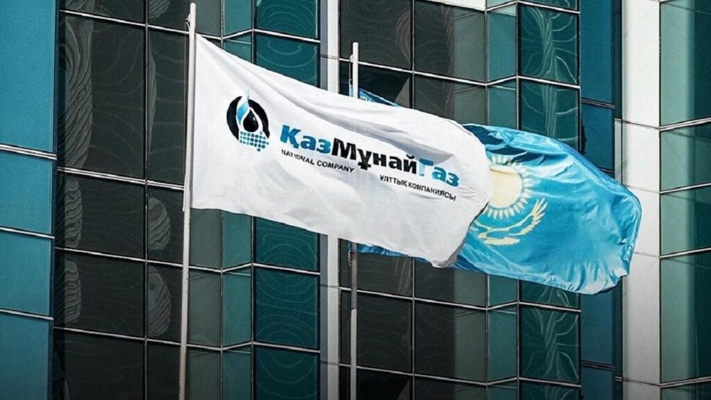 Флаг Казахстана рядом с флагом компании КазМунайГаз