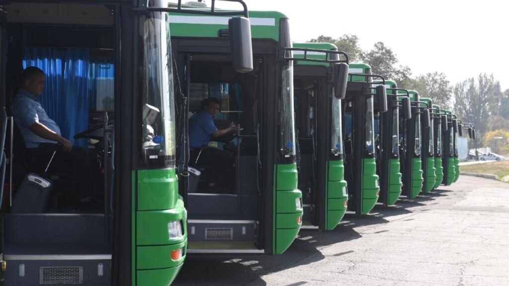 Новые автобусы стоят в ряд в Алматы