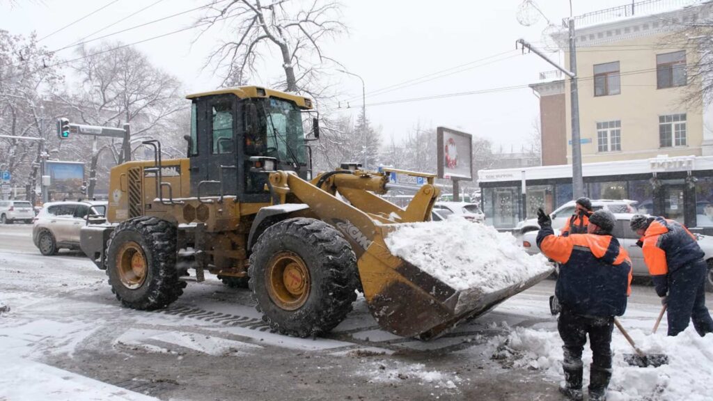 Работы по вывозу снега в Алматы проводятся в круглосуточном режиме