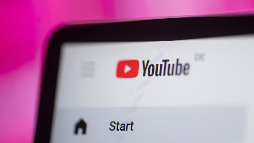 логотип Youtube на компьютере