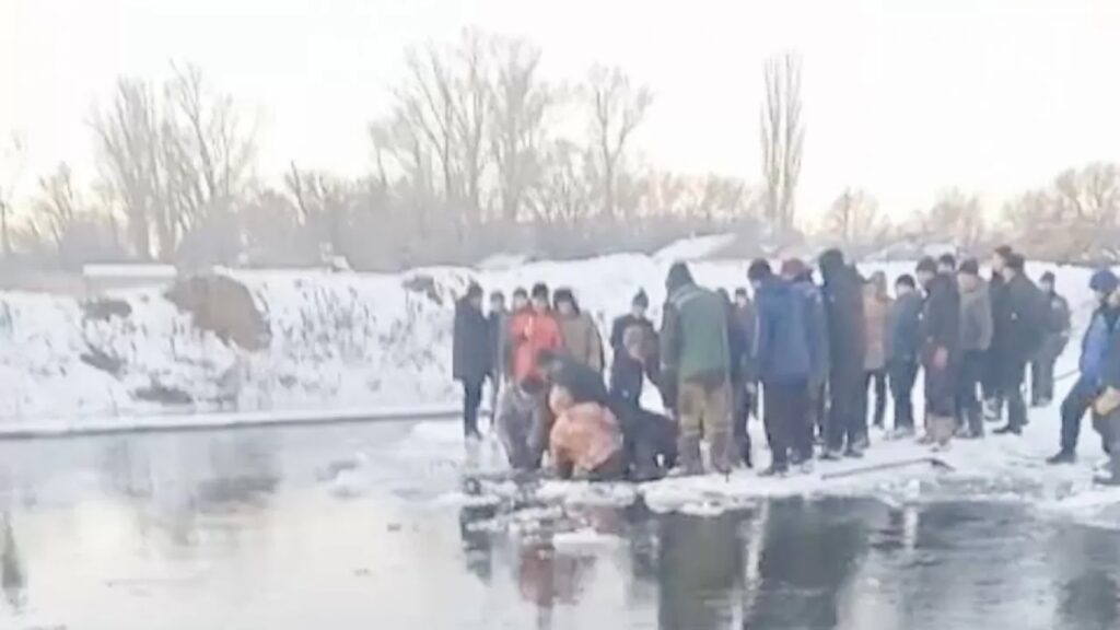 Три часа искали тело провалившегося под лед в Абайской области 5-летнего мальчика