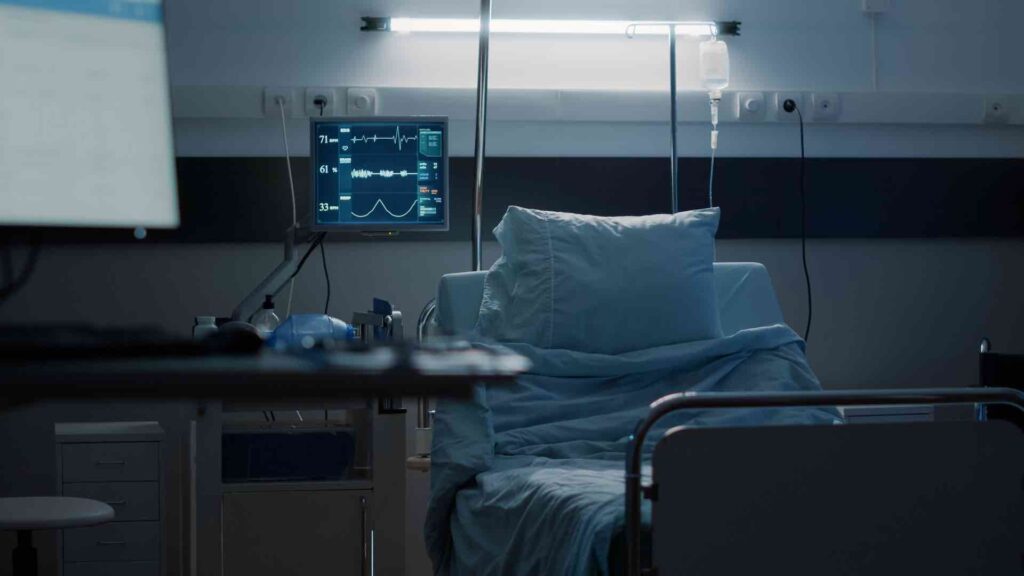 Больничная койка с монитором в больнице
