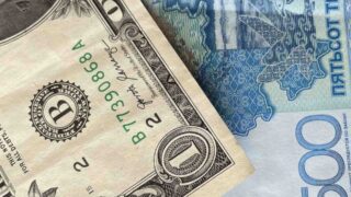 Сколько стоят доллар, евро и рубль в обменниках 26 июня