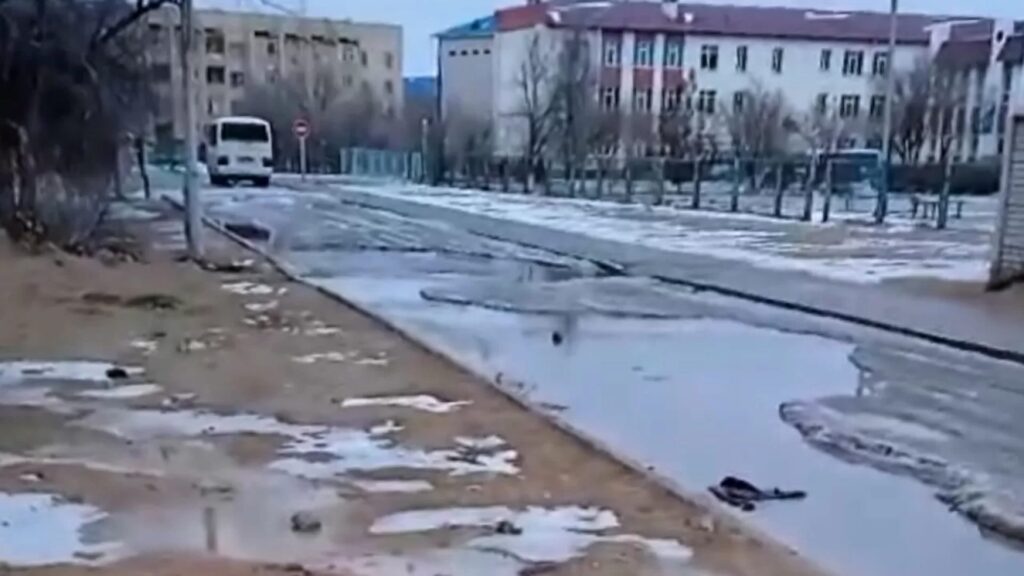 В Актау уже более недели вода бесполезно течет в никуда из-за порыва