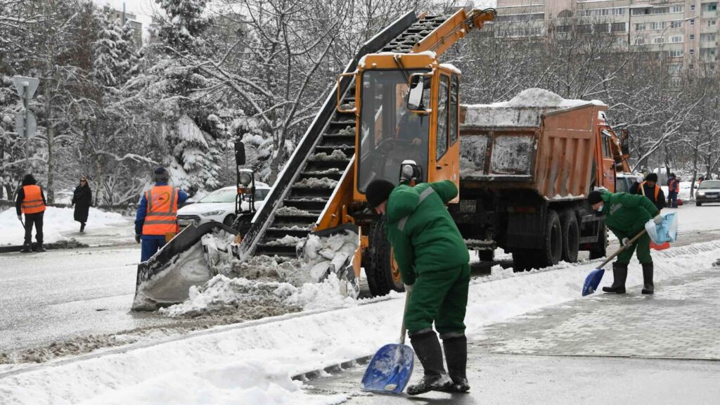 В Алматы организовано круглосуточное дежурство по уборке снега