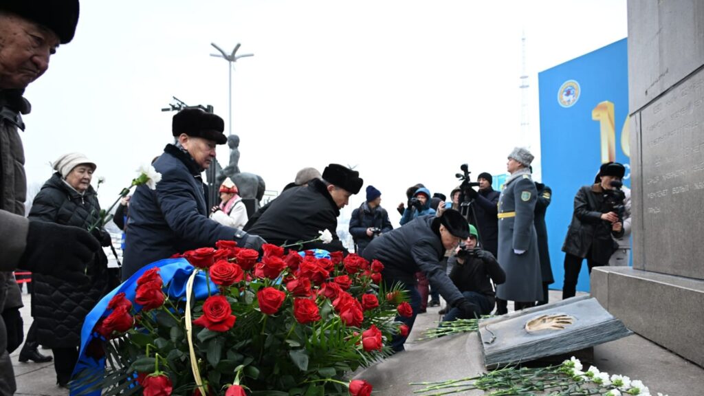 В Алматы состоялась церемония возложения цветов в честь Дня Независимости РК