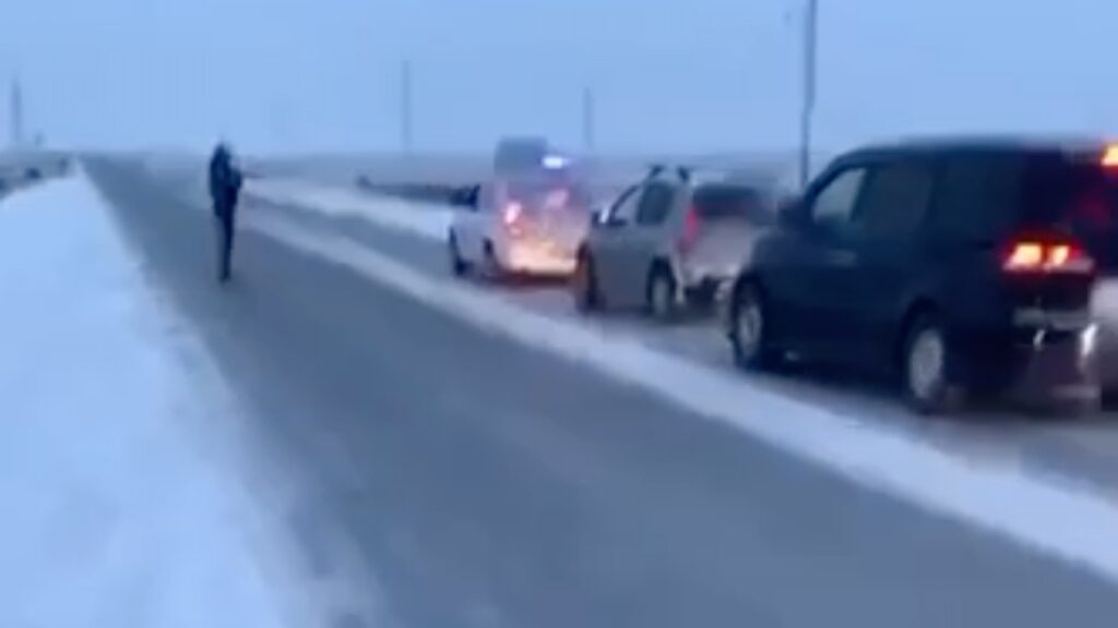 В Атырау полицейские помогли свыше 150 застрявшим водителям