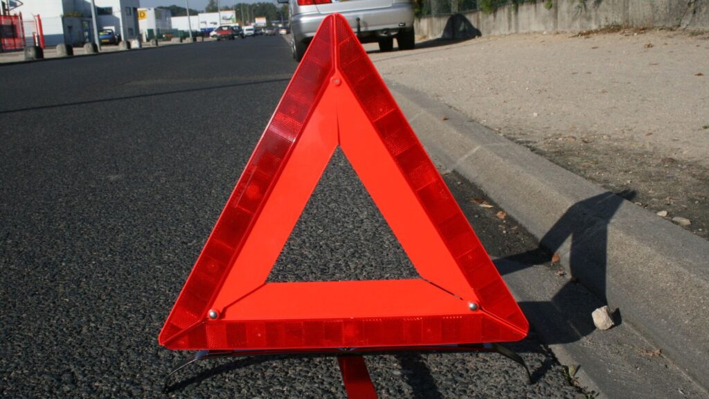 Предупреждающий знак на автомобильной дороге