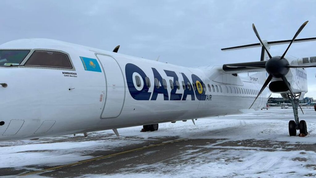 Самолет Qazaq Air на взлетно-посадочной полосе