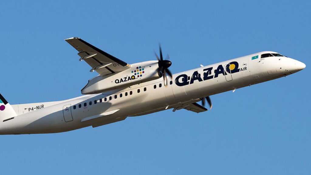 Самолет QAZAQ AIR в воздухе