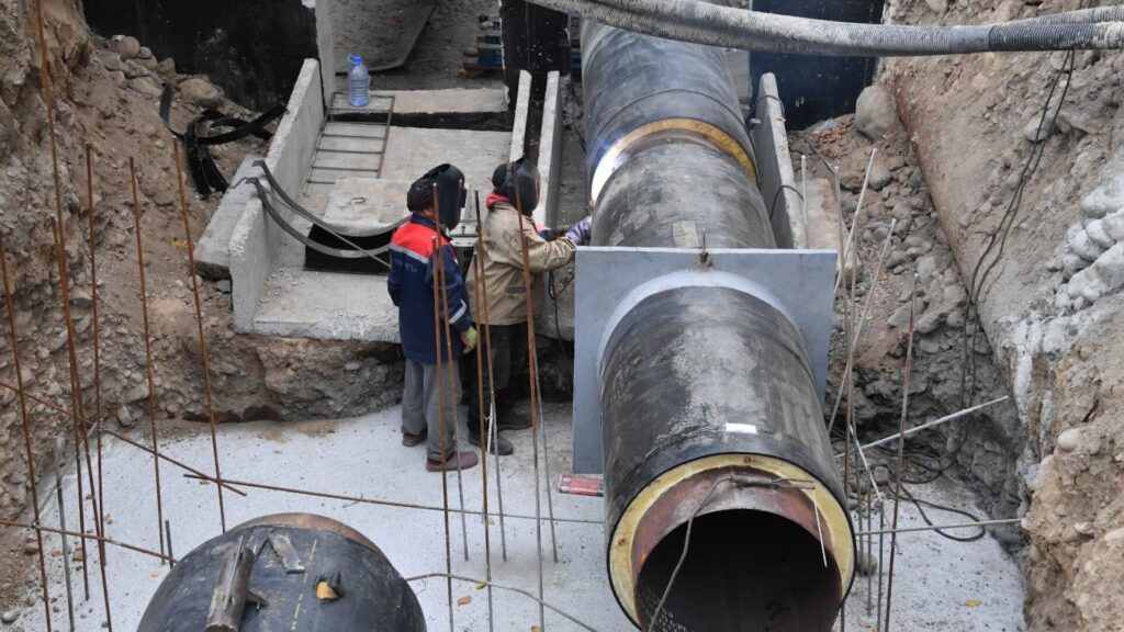 Ремонтники меняют трубы водопровода в Казахстане