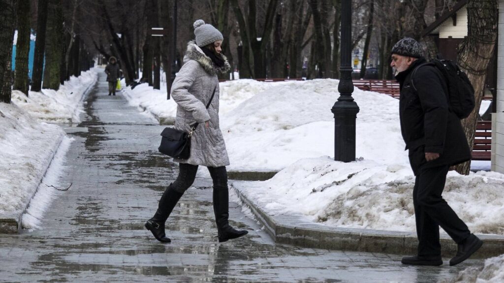 Девушки идет в куртке зимой