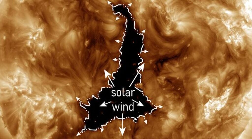 Зияющая дыра в Солнце, превышающая по размерам в 60 раз Землю, выбросила солнечный ветер