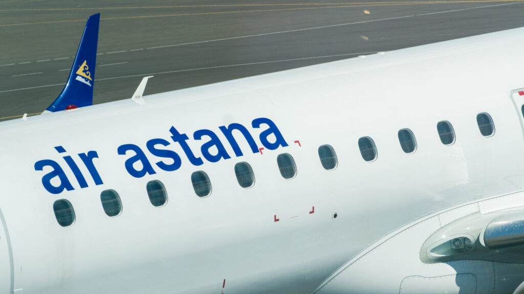 Самолет Air Astana в аэропорту