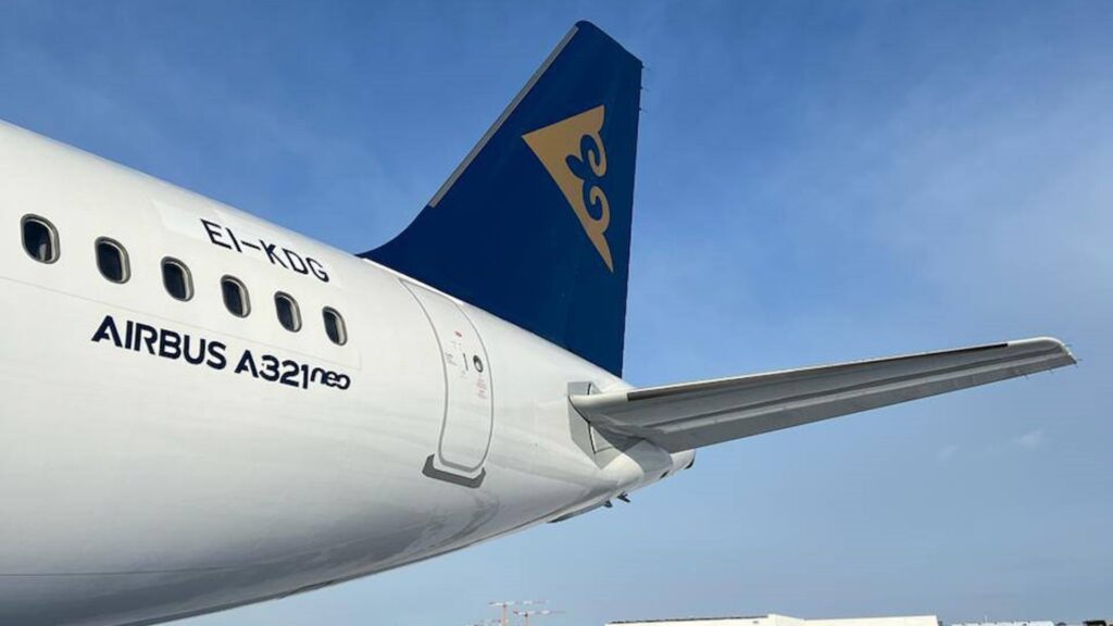Логотип Air Astana в хвосте самолета компании