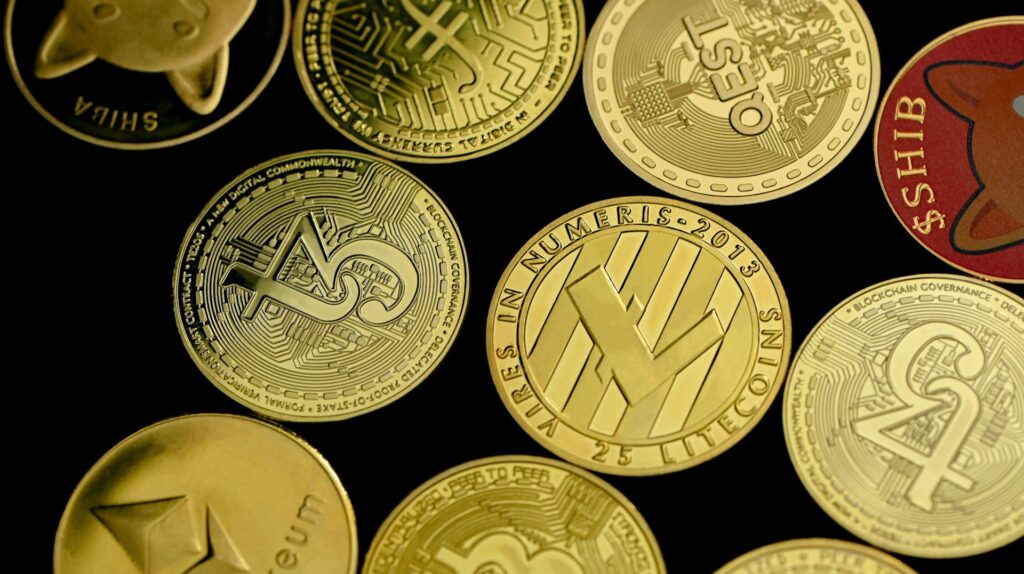 Монеты криптовалюты разложены на столе