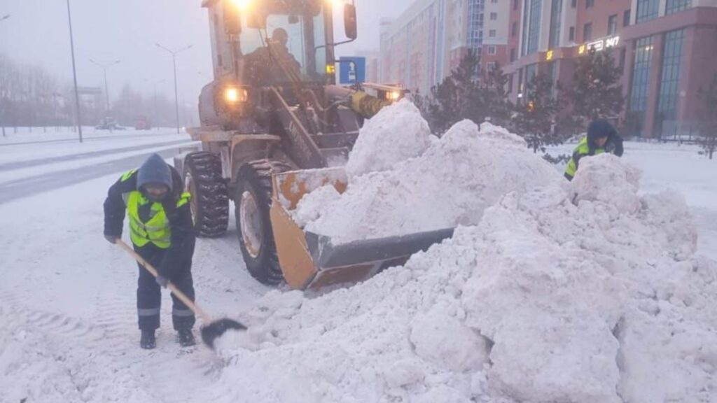 Более 2 тысяч человек убирают снег в Астане