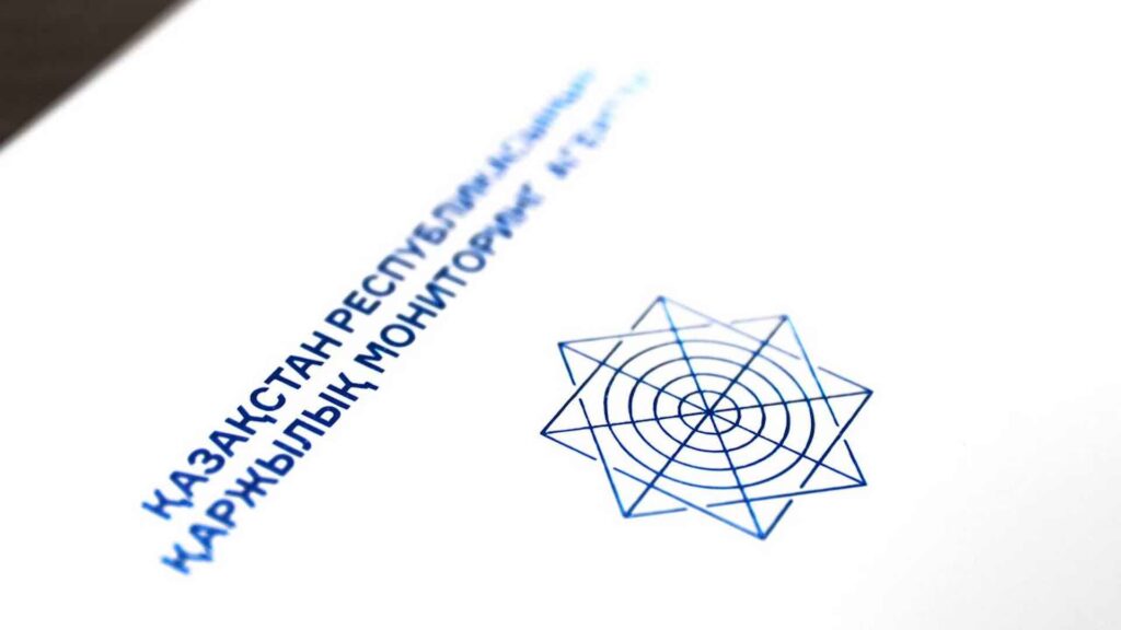 Логотип АФМ на бумажной папке