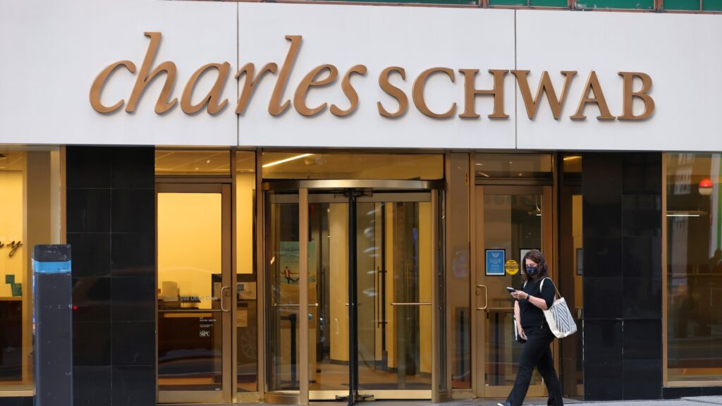 Charles Schwab сообщает о годовом снижении прибыли