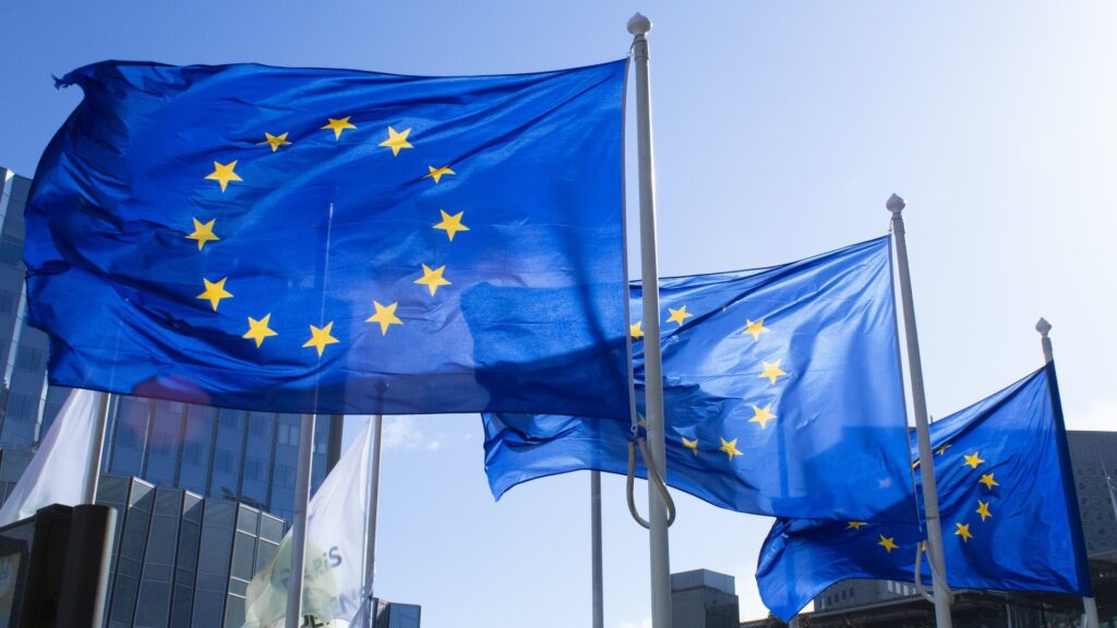 Флаги ЕС на фоне неба