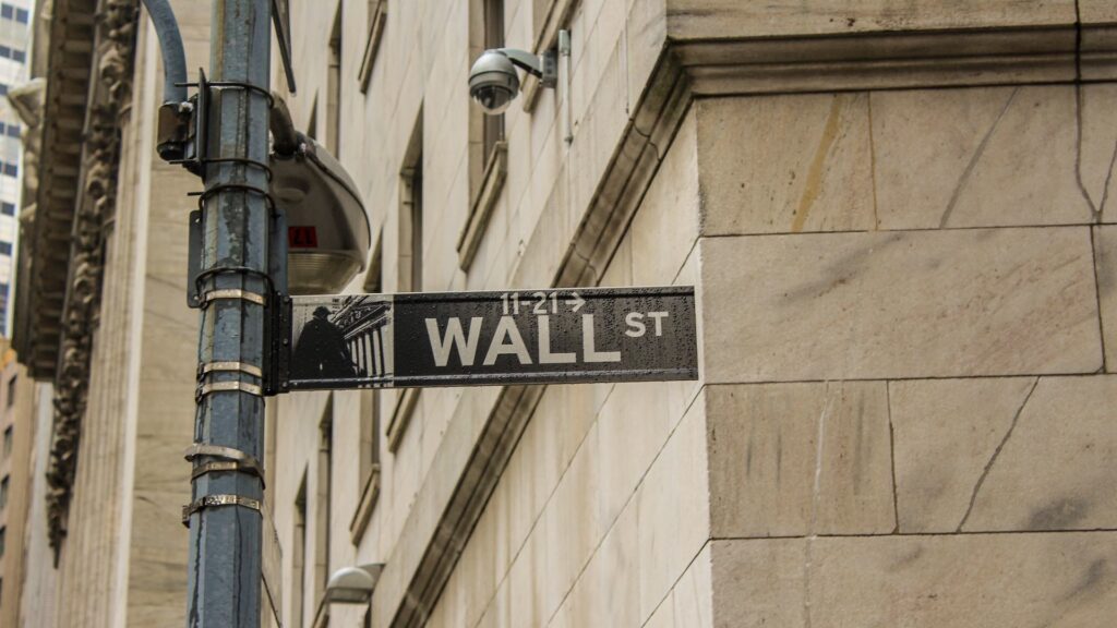 Указатель Wall Street на улице Нью Йорка