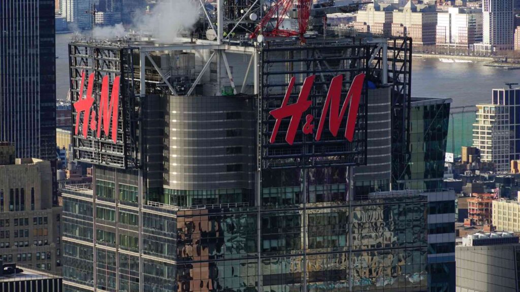 Логотип H&M на высотном здании
