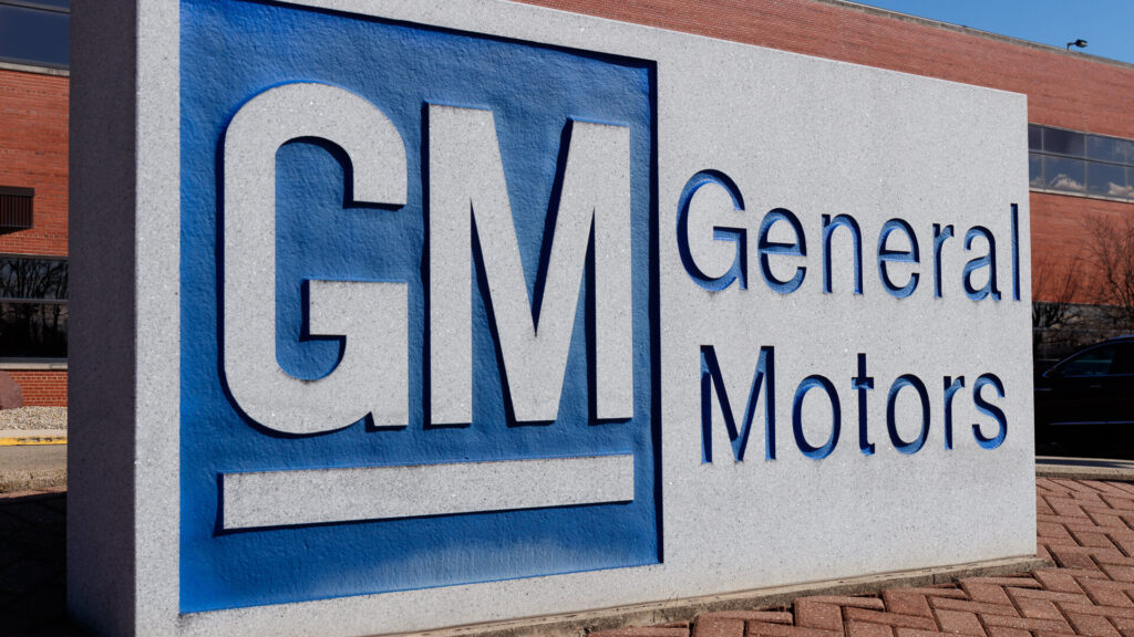 Логотип General Motors на вывеске у здания