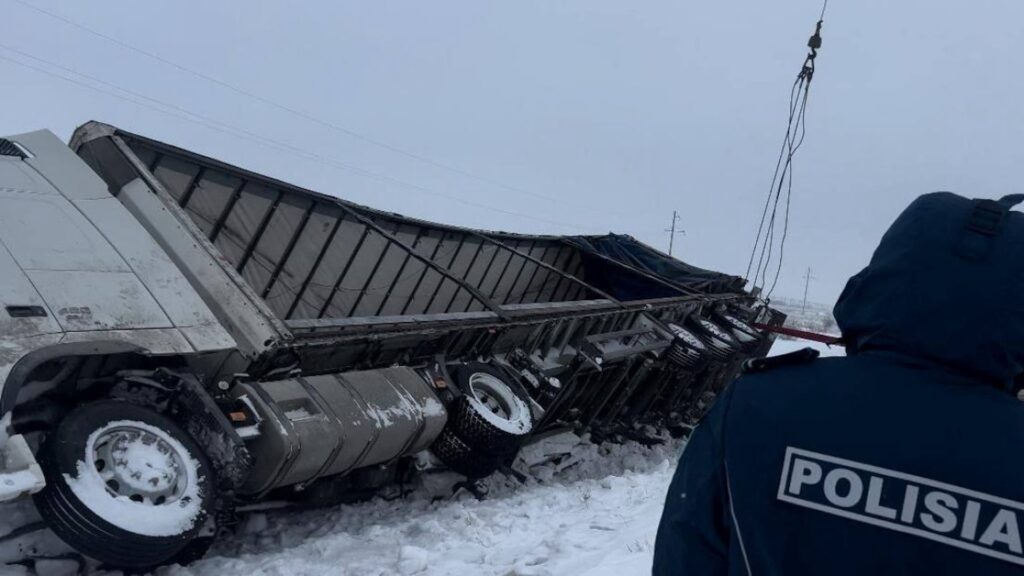 Грузовик съехал в кювет в Акмолинской области