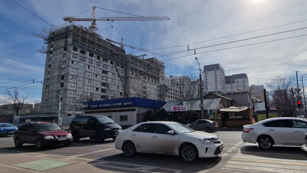 Стройка в центре города Алматы в зимний день