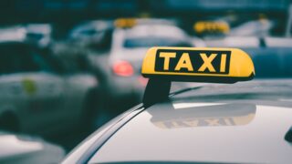 Как будут платить налоги таксисты, рассказали в Минфине 