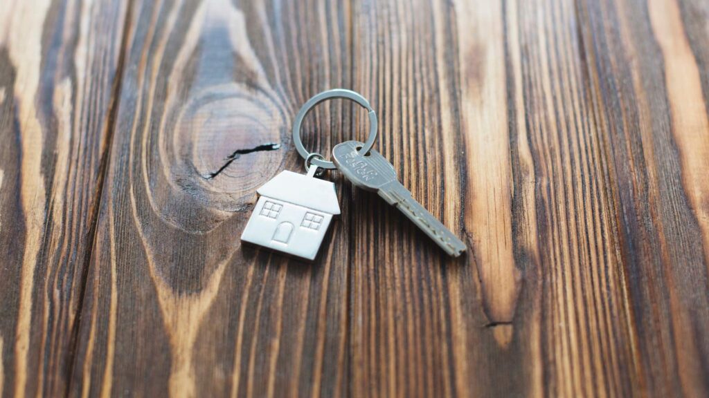 Ключи от дома лежат на деревянном столе