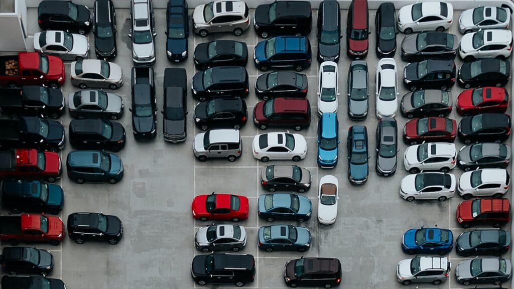 Большое количество автомобилей на парковке