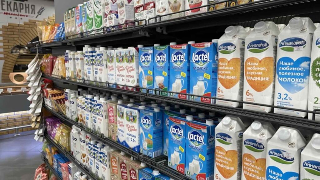 Молоко стоит на прилавке супермаркета в Алматы, Казахстан