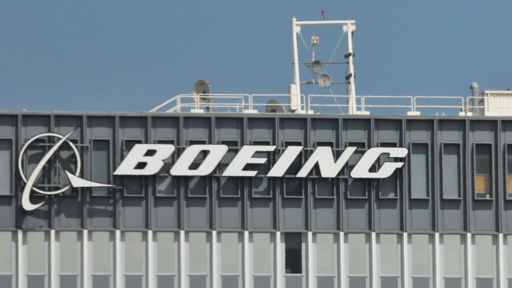 Логотип компании Boeing на здании