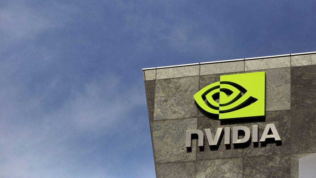 Логотип Nvidia на здании на фоне голубого неба
