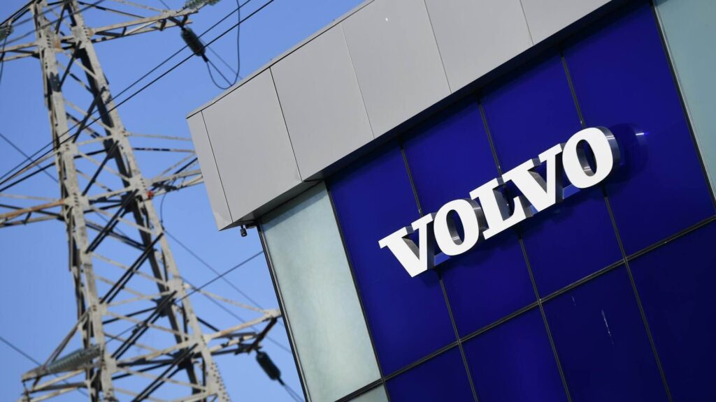 Логотип Volvo на фоне электрического столба