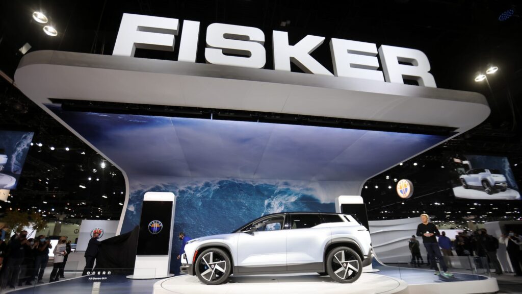 Автомобиль Fisker красутется на шоу-руме