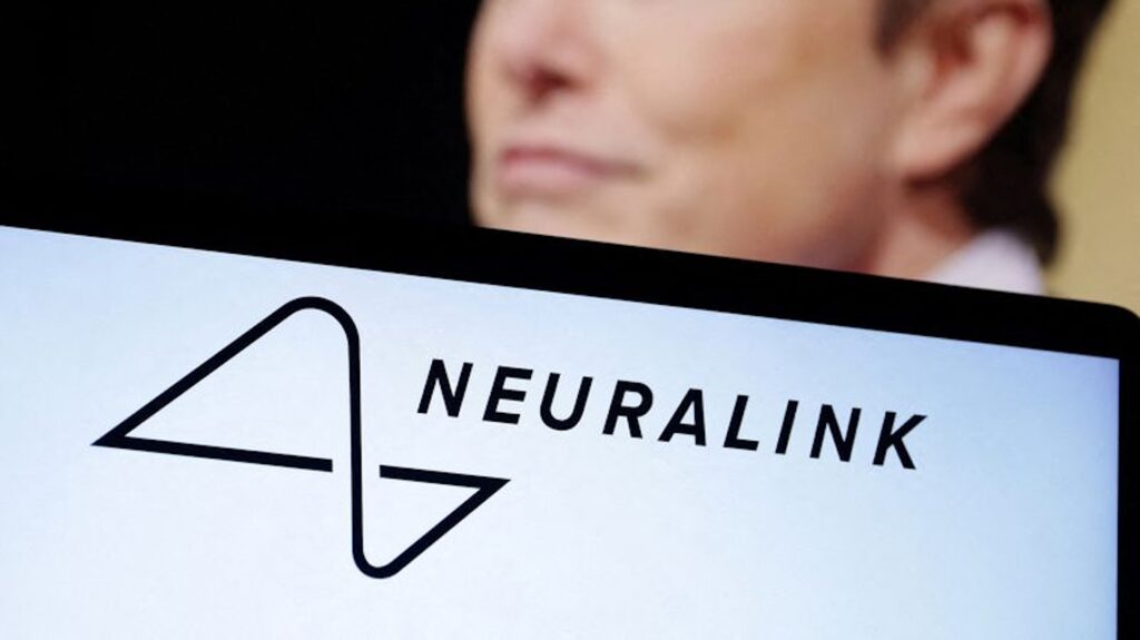 Neuralink впервые имплантировал нейрочип в человека, заявил Маск