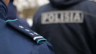 В Шымкенте полицейский попытался отобрать телефон у девушки