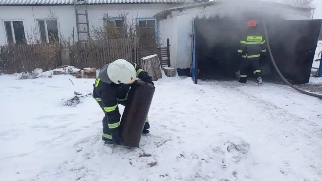 Пожарные Павлодарской области вытащили 50-литровый газовый баллон из горящего гаража