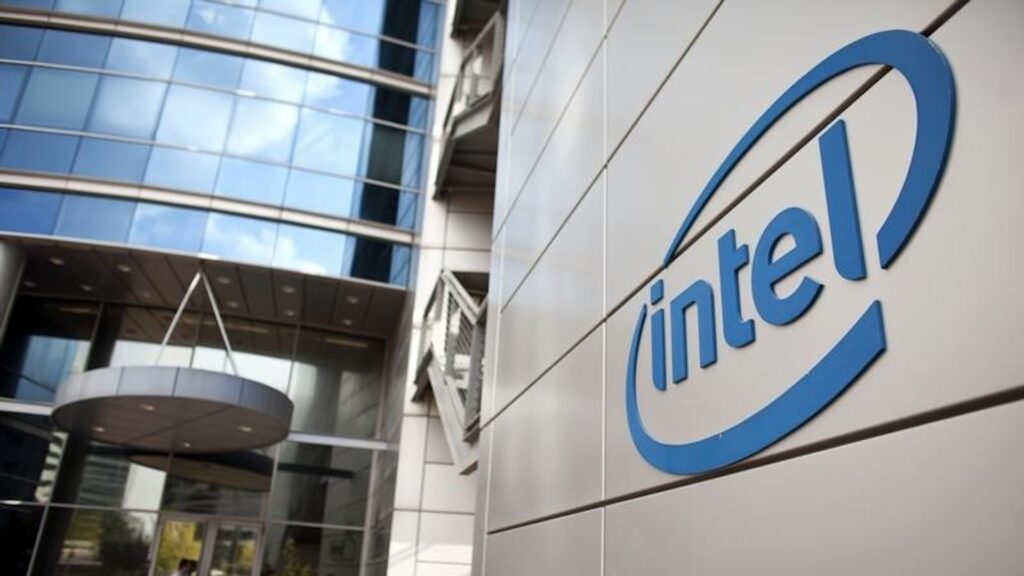 Логотип Intel на торце здания