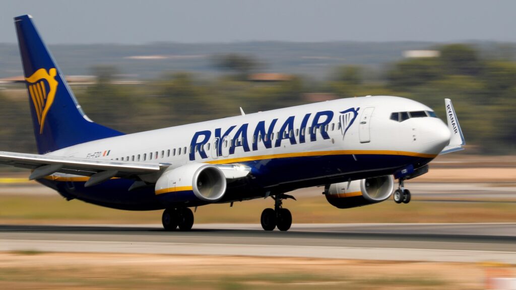 Ryanair снижает годовой прогноз прибыли после удаления авиарейсов туристическими агентствами