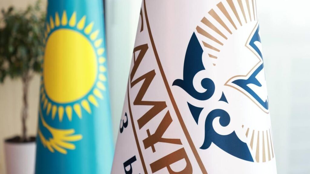 Флаги «Самрук-Казына» и Казахстана стоят рядом