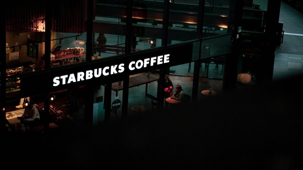 Starbucks снижает прогноз продаж из-за конфликта на Ближнем Востоке и предупреждает о слабом втором квартале